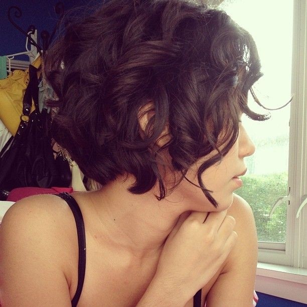 Cute short soft wavy hairstyle for nightout