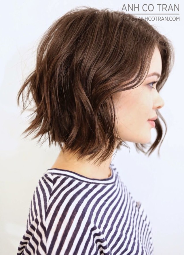 Cute short soft wavy hairstyle for students