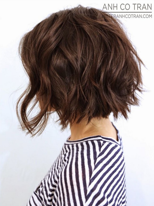 bob haircut wavy hair