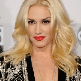 Celebrity long blonde wavy hairstyle Gwen Stefani