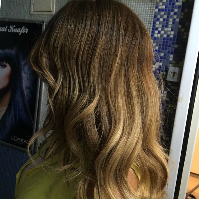 Highlighted Medium Wavy Hairstyle With Layers Hairstyles Weekly