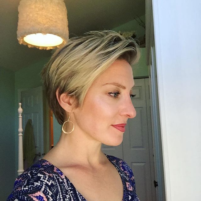 77 Simple Pixie Haircuts For Round Faces Over 40 with Simple Makeup
