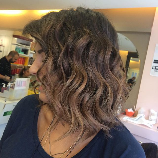 Medium Wavy Bob Hairstyle With Highligths Hairstyles Weekly