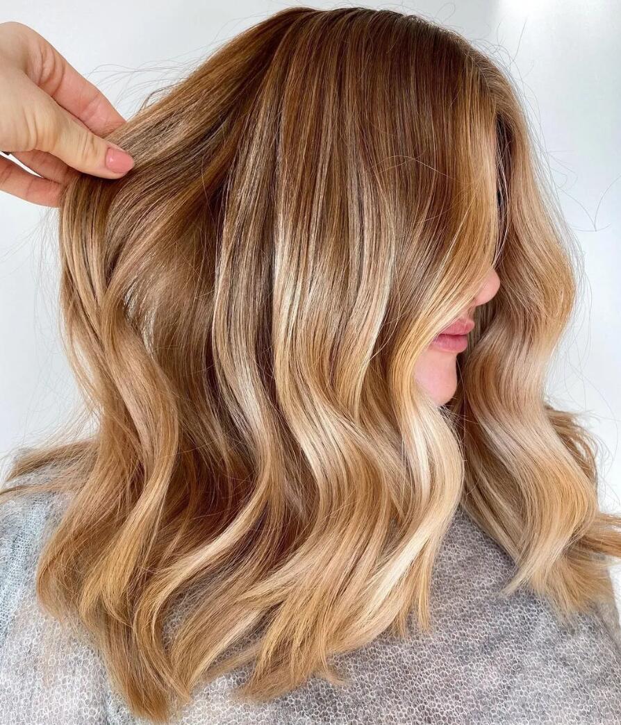 2024 Hair Color Trends Celebrity Inspired Alluring Shades Hairstyles   Sunlit Honey Blonde 