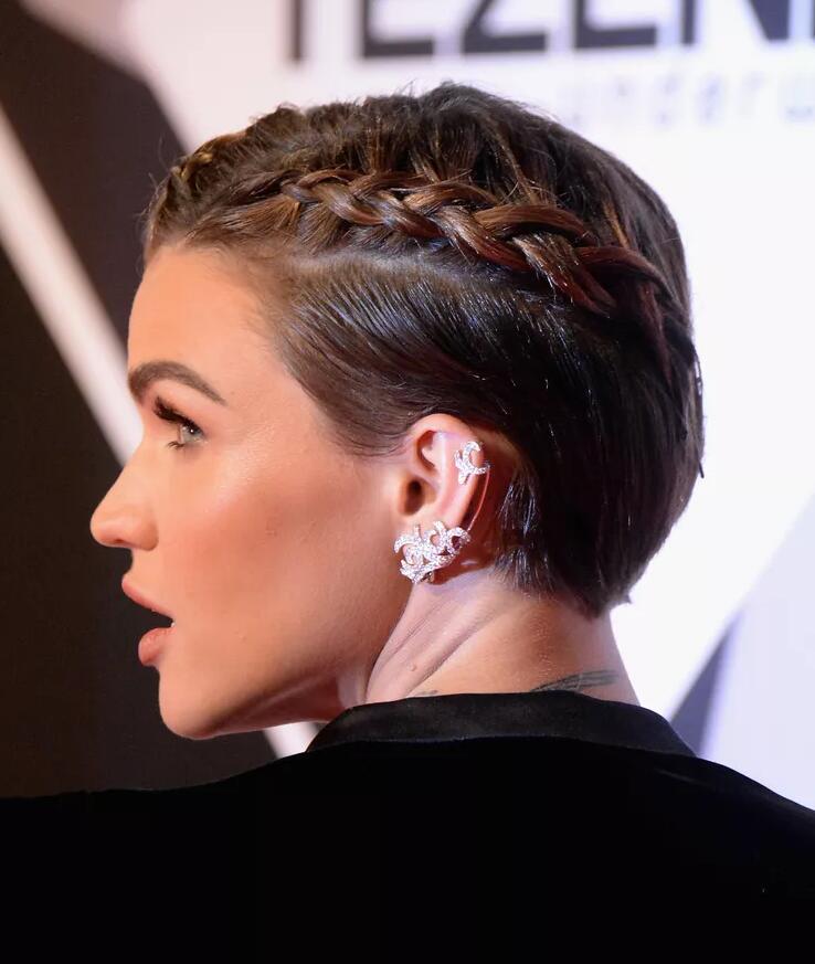 25 Elegant Updos for Short Hair