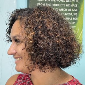 short curly haircuts for round faces