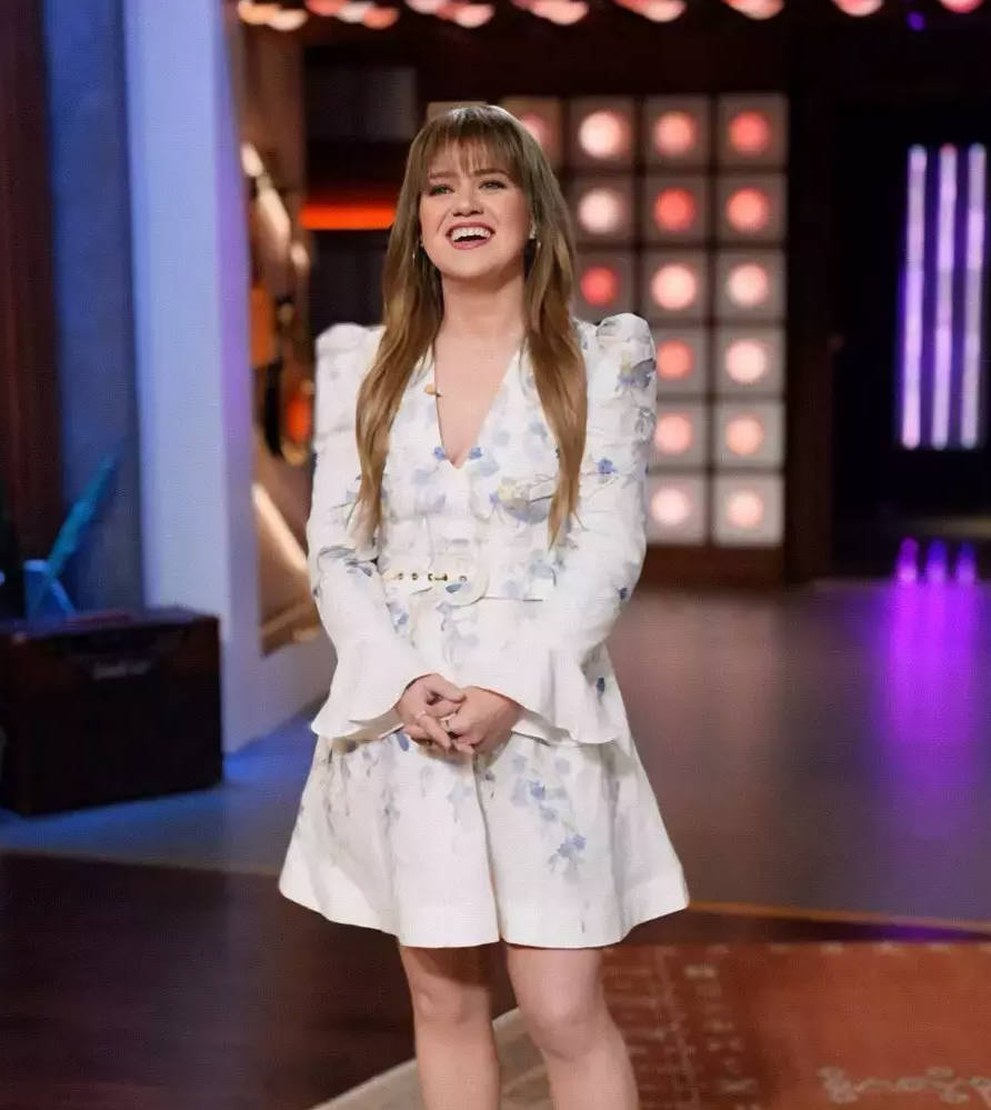 Kelly Clarkson long hairstyle with bangs